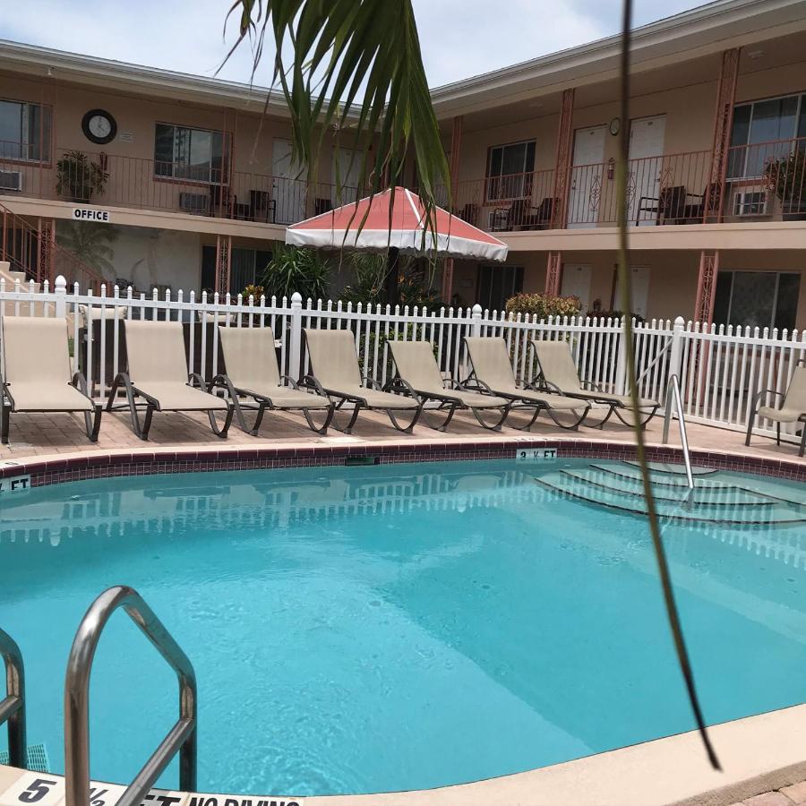 Carlton House Motel And Suites St. Pete Beach Exteriör bild