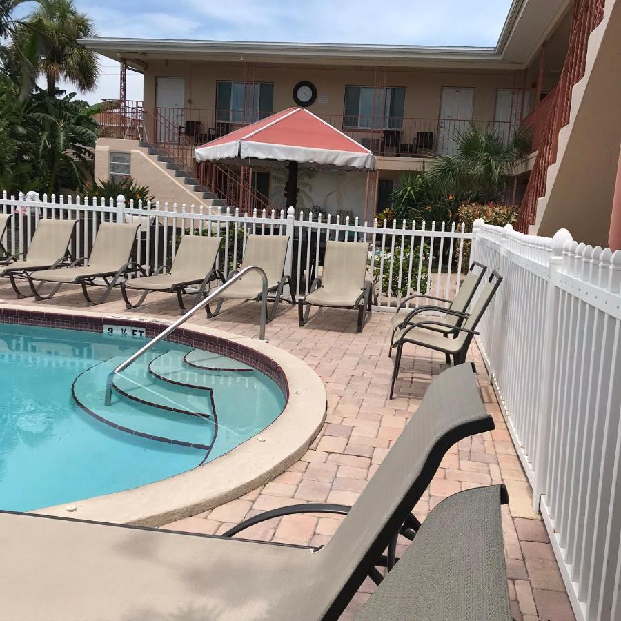 Carlton House Motel And Suites St. Pete Beach Exteriör bild