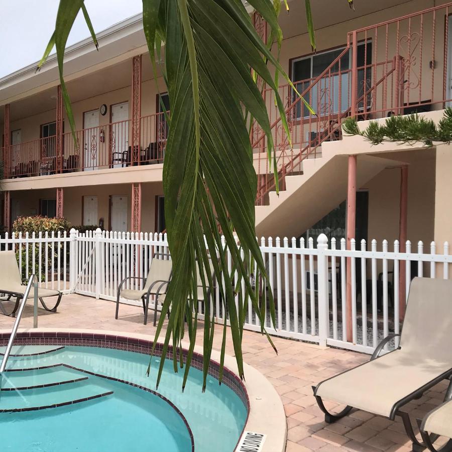 Carlton House Motel And Suites St. Pete Beach Exteriör bild