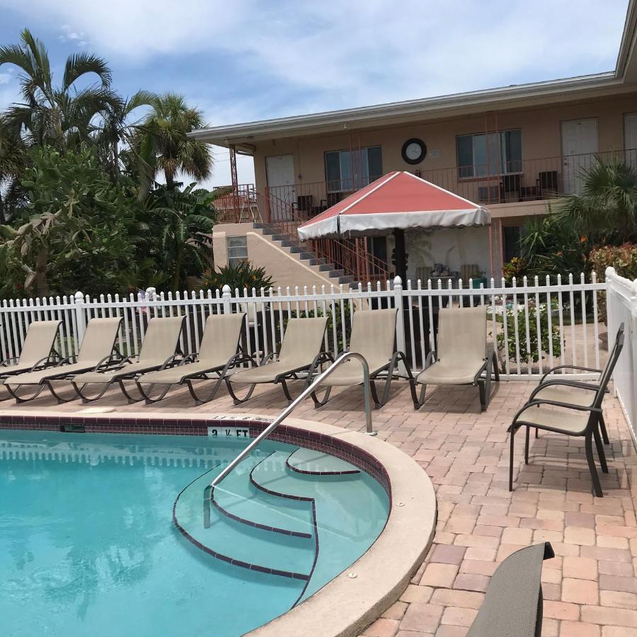 Carlton House Motel And Suites St. Pete Beach Exteriör bild