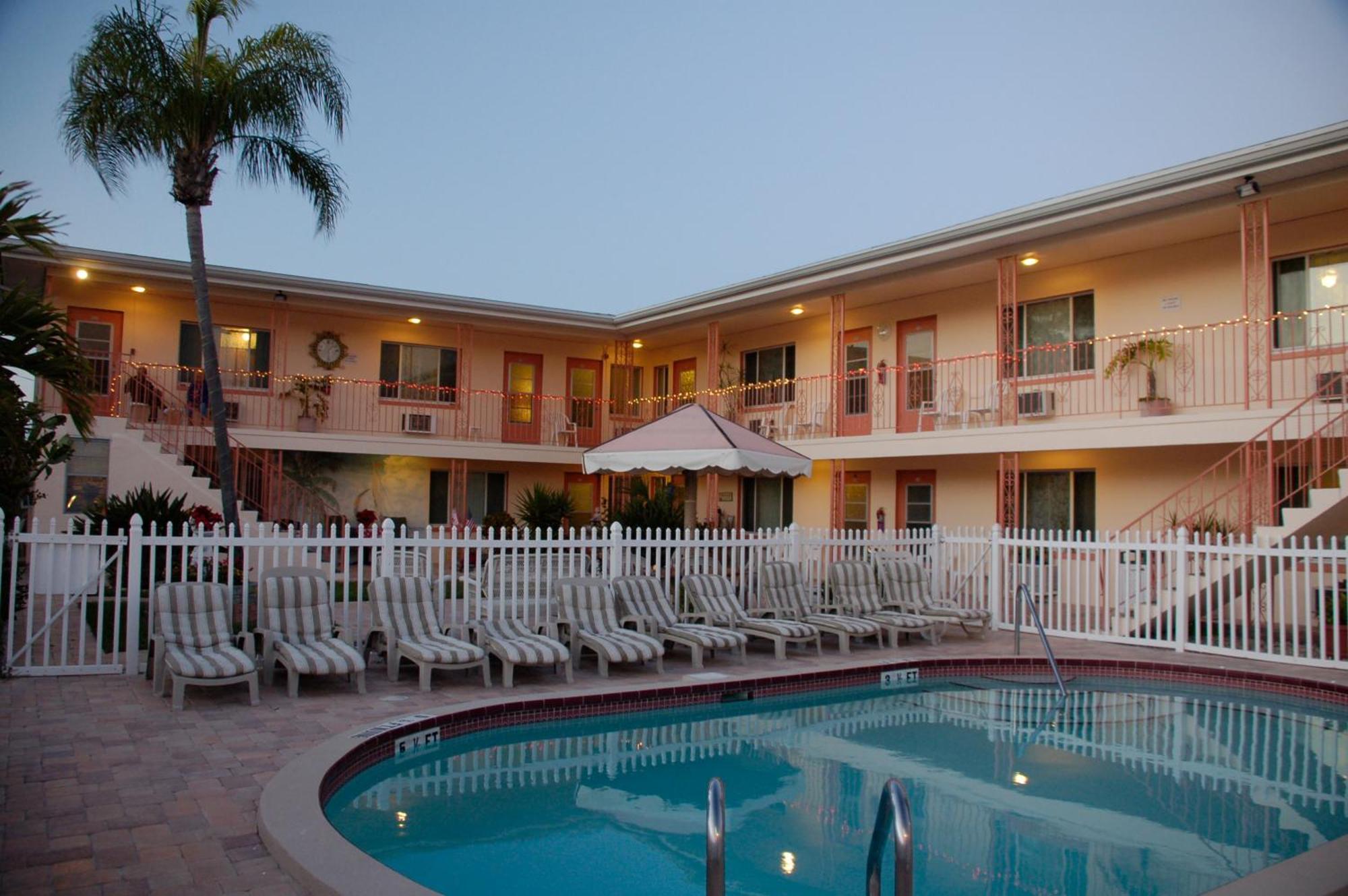 Carlton House Motel And Suites St. Pete Beach Exteriör bild